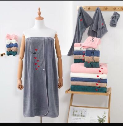 Sauna cztero częściowa W sześciu kolorach Ręcznik w rozmiarze 150/80,opaska,turban i ściereczka w rozmiarze 30/60 Paczka 12 sztuk mix Cena 35 zl